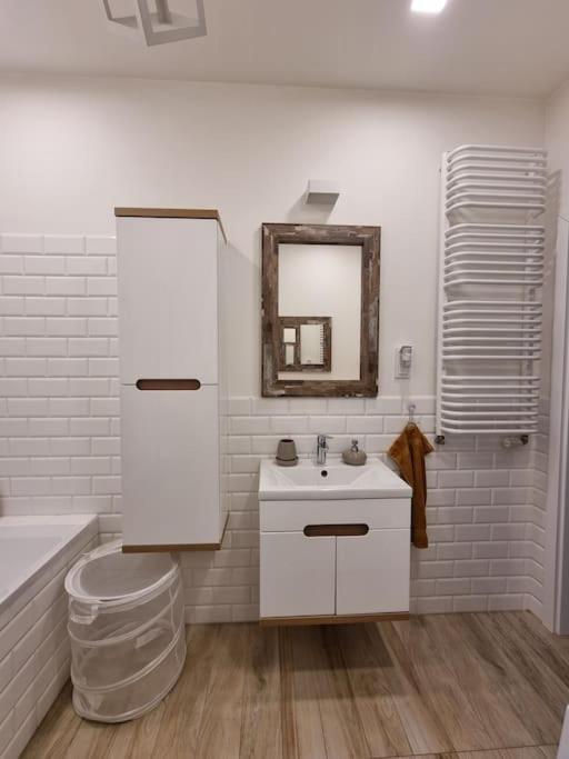 King-size Bed With Garden Apartament Warszawa